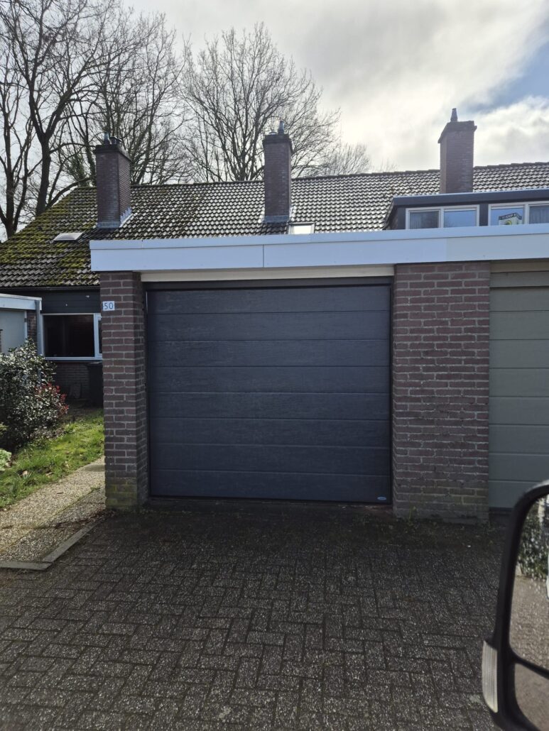 Sectionaaldeur – woodgrain breed – RAL7016