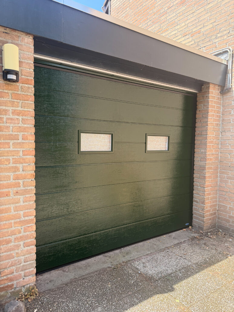 Sectionaaldeur – RAL6009 – lichtopeningen kristal