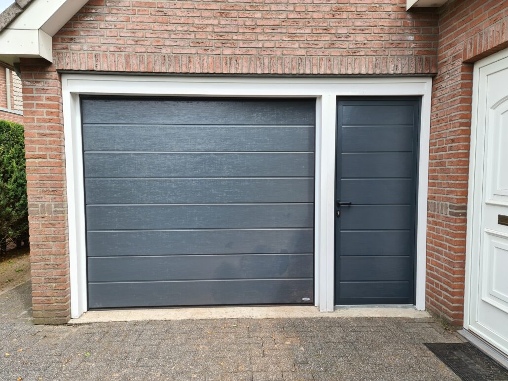 Sectionaaldeur met losse loopdeur – Woodgrain breed – RAL7016