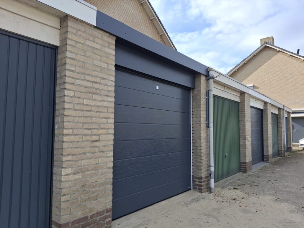 Sectionaaldeur – Woodgrain – Breed – RAL7016