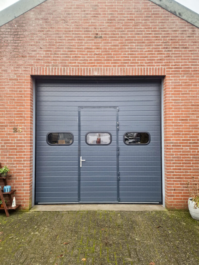 Sectionaaldeur met loopdeur – RAL7016