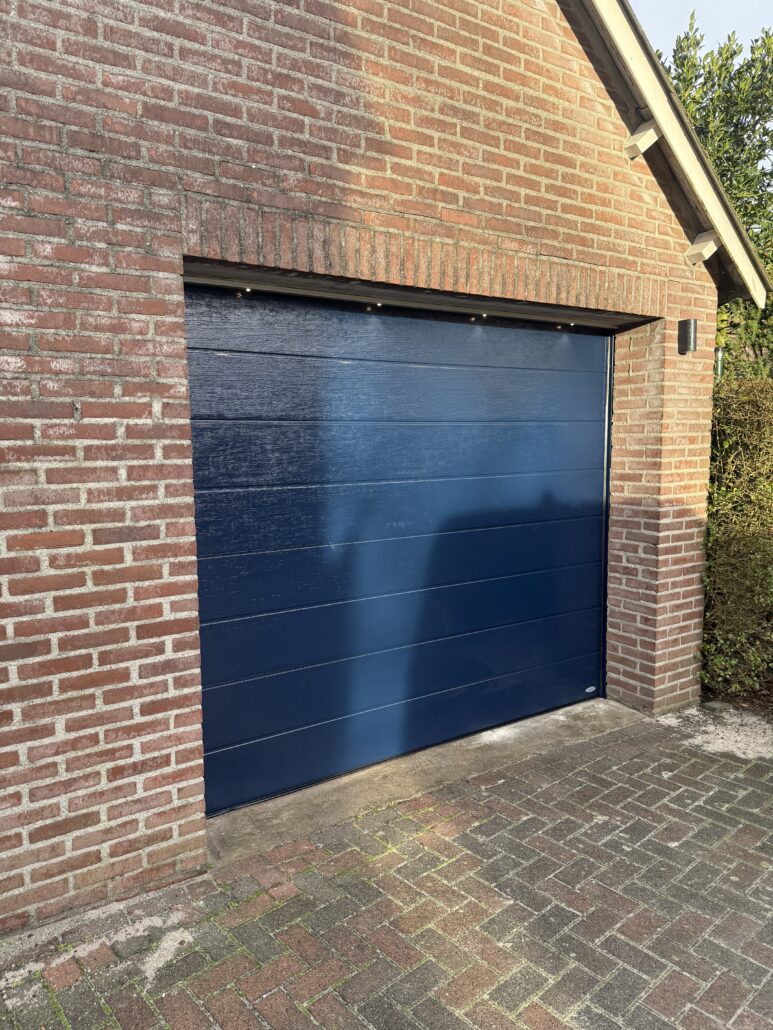 Sectionaaldeur – Woodgrain breed – RAL5011