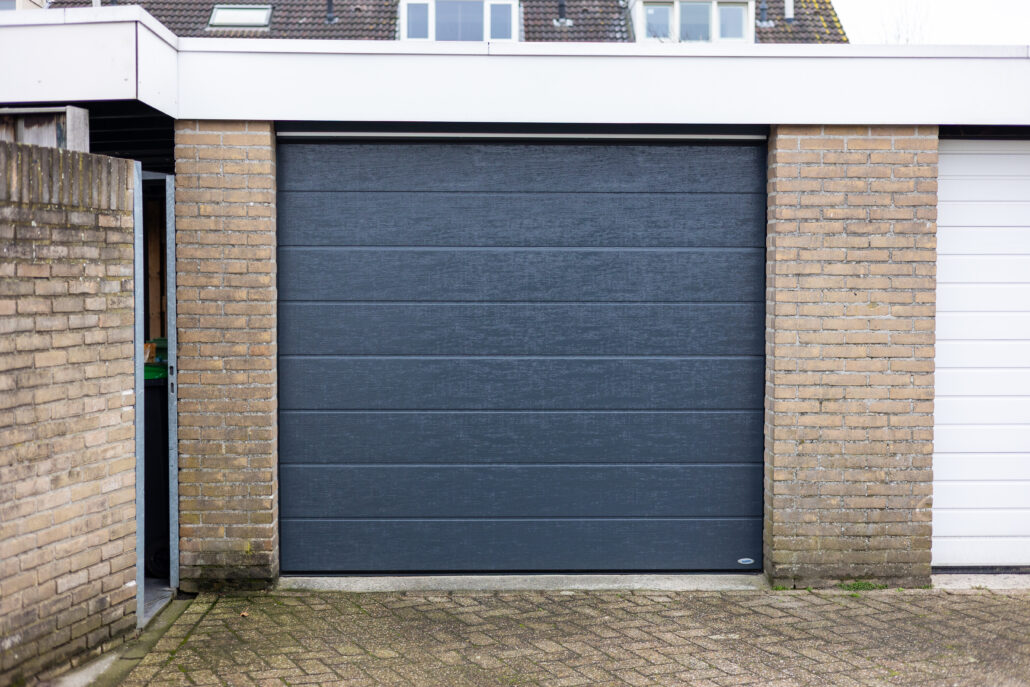 Sectionaaldeur – Woodgrain breed – RAL7016