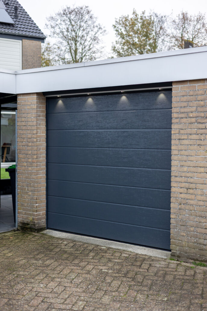 Sectionaaldeur – Woodgrain breed – RAL7016 – LED lijst