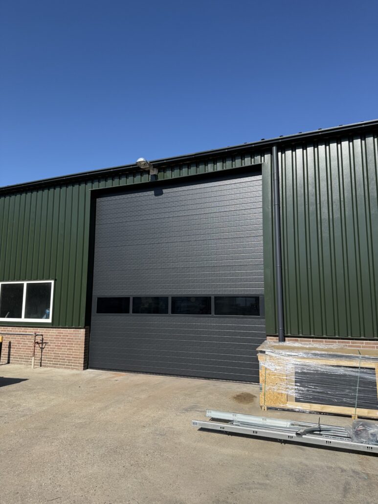 Bedrijfsdeur met lichtsecties