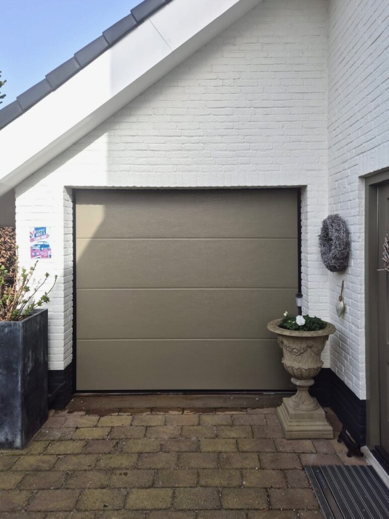 Sectionaaldeur – vlak – woodgrain – RAL7002